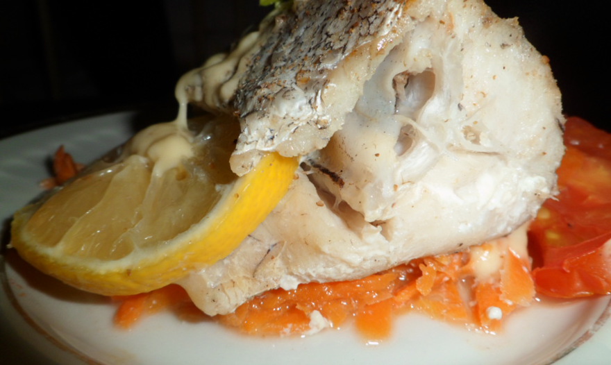 Хек, запеченный с овощами (морковью и помидорами)