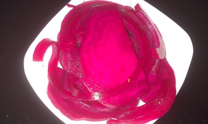 Маринованный лук со свеклой и тимьяном