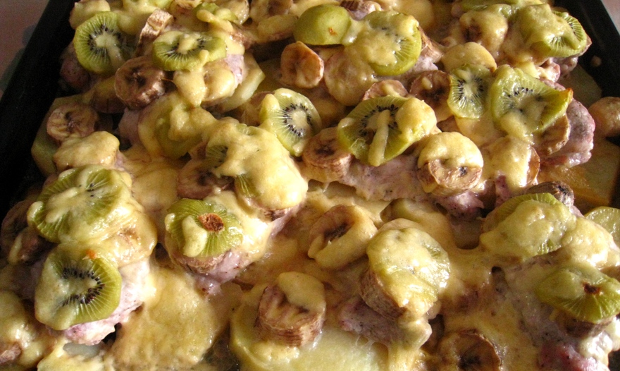 Отбивное мясо под фруктами