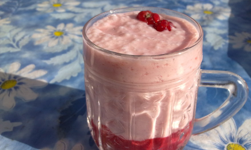 Коктейль слоеный из малины и ряженки 