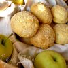 Песочное печенье с половинками яблок