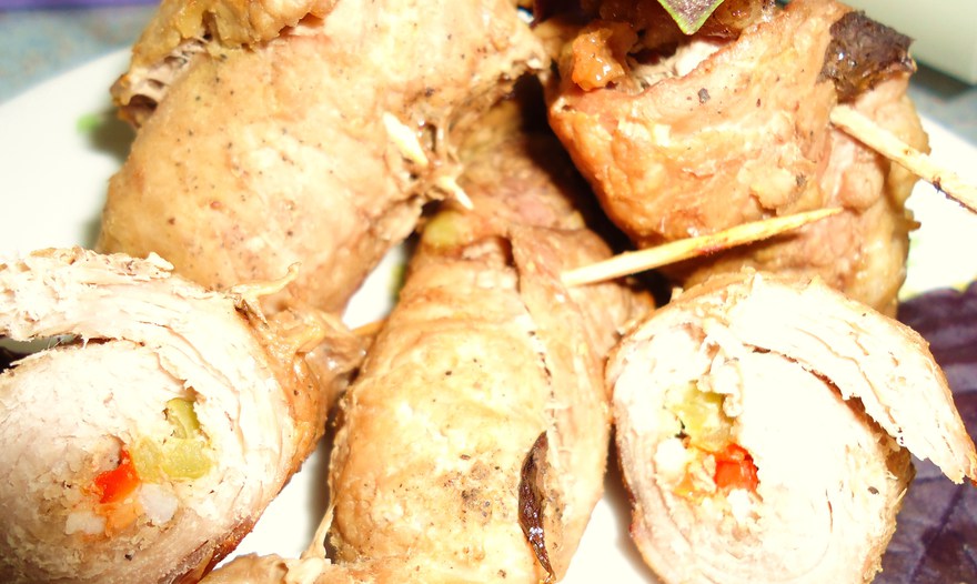 Свиные рулетики со сладким перцем под базиликом