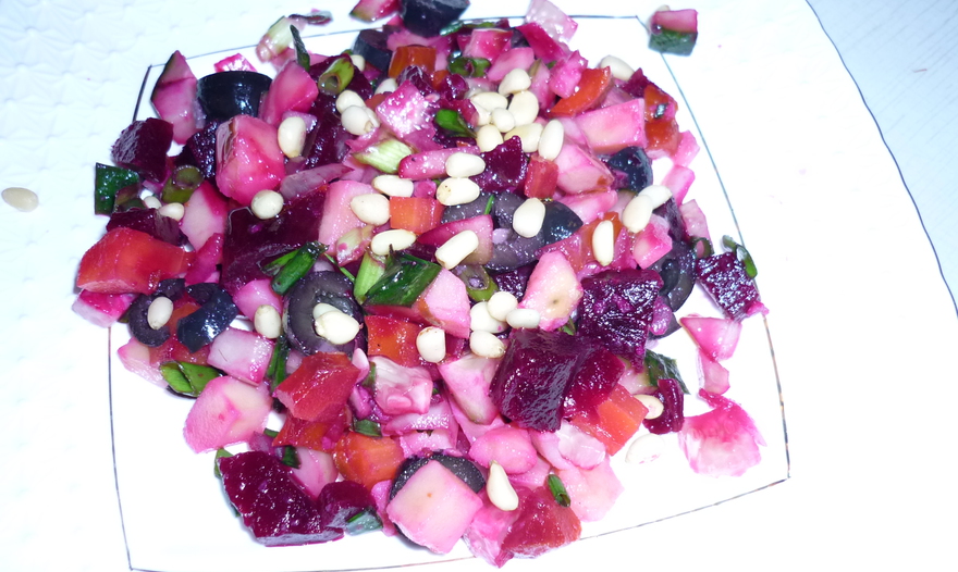 Винегрет с маслинами и кедровыми орешками