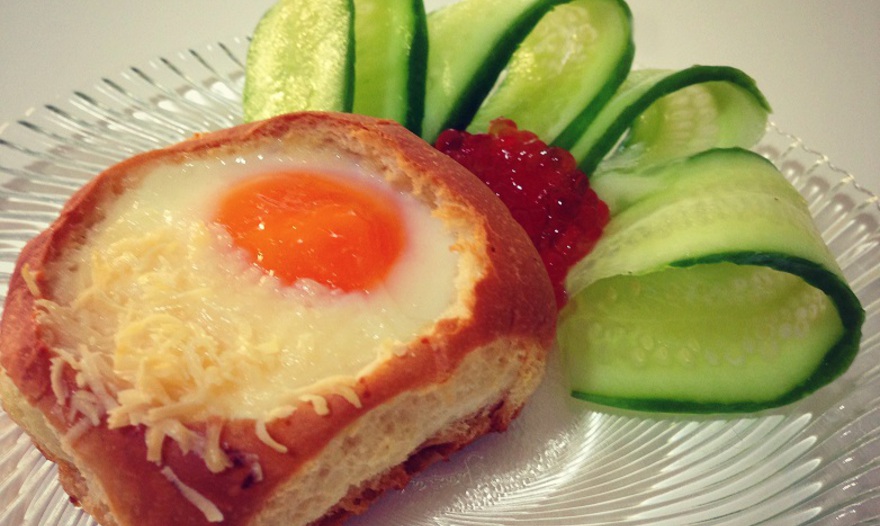 Глазунья в булочке с пармезаном и красной икрой - для конкурса Едим Дома 10 лет