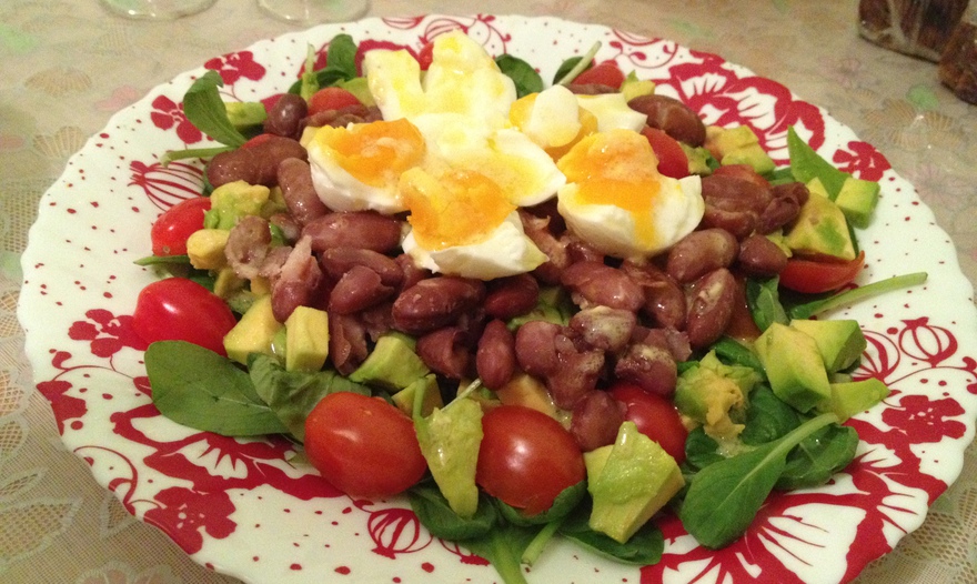 Мексиканский салат с авокадо и красной фасолью 