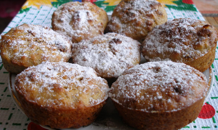 Маффины с апельсиновым соком, орехами и курагой