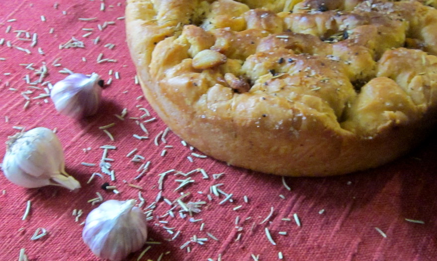 Фокачча с чесноком, розмарином и черным перцем