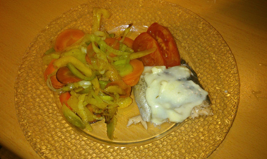 Речная форель с овощами под белым винным соусом