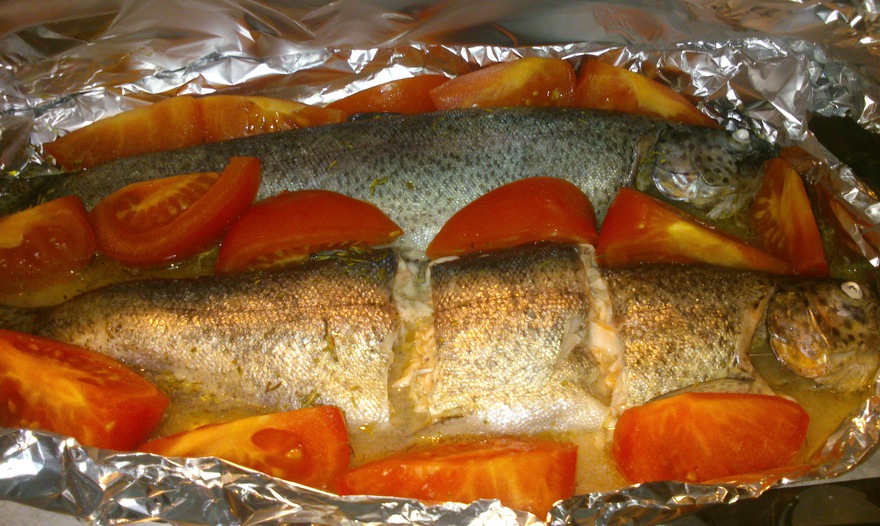 Речная форель с овощами под белым винным соусом