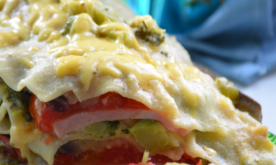 Лазанья с брокколи и колбасой