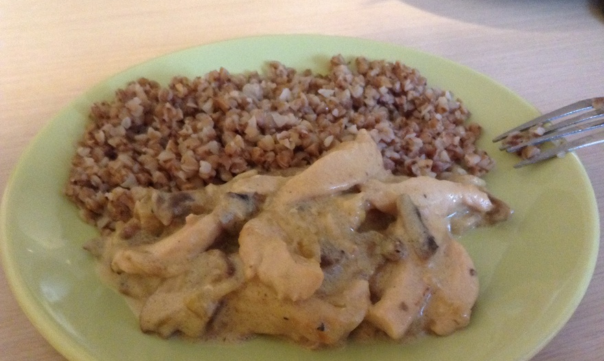 Салат из дикого риса с курагой и изюмом  