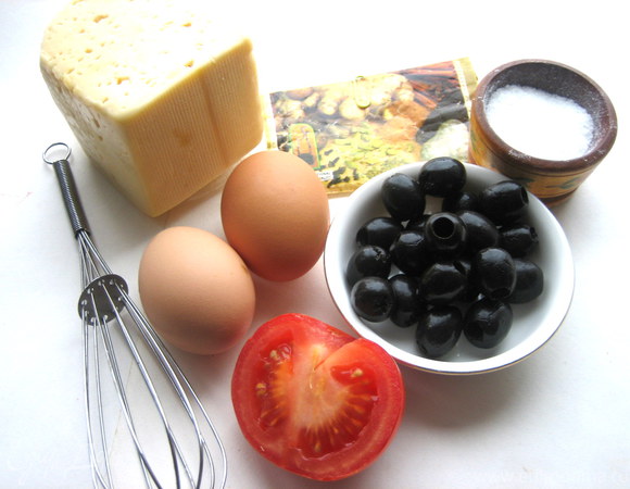 Омлет с оливками и помидоркой