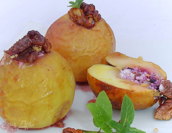 Яблоки, запеченные с творогом, черникой, орехами и медом
