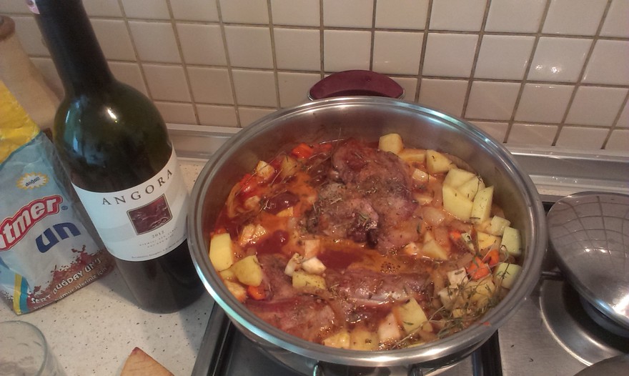 Баранина с фасолью, сельдереем и руколой