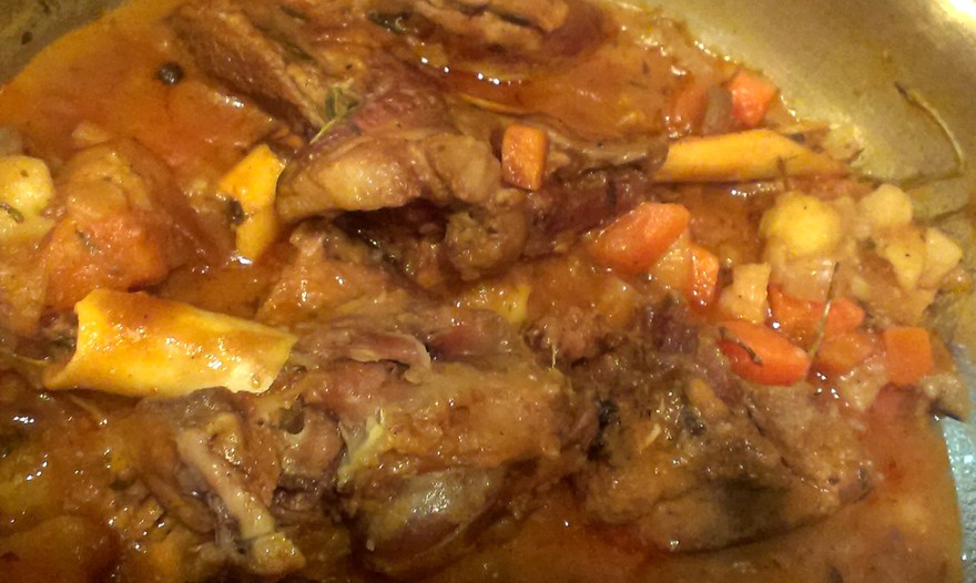 Баранина с фасолью, сельдереем и руколой