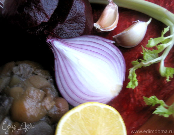 Теплый грибной салат в свекольном горшочке
