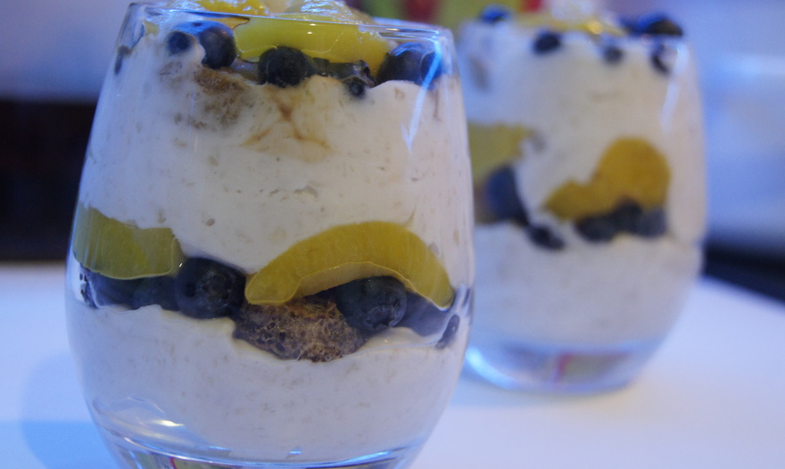 Йогуртовый пудинг с персиками