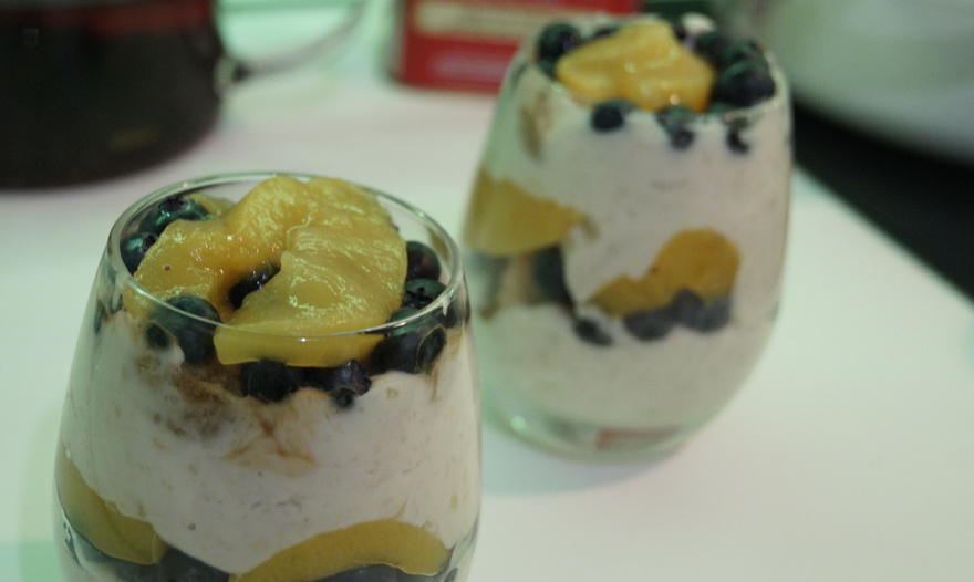 Йогуртовый пудинг с персиками