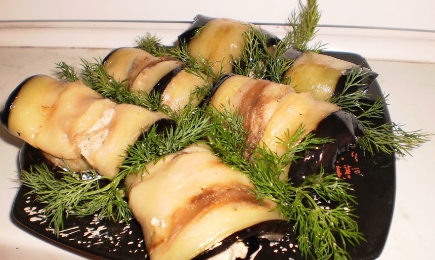 Закусочные рулеты из баклажанов, фаршированных сыром и чесноком