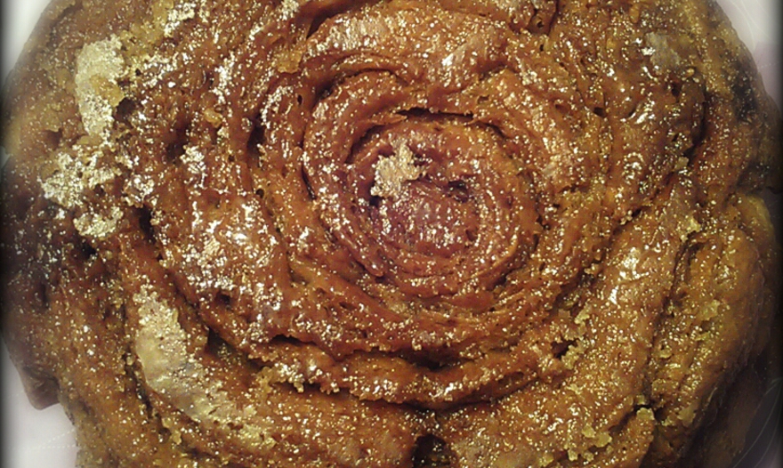 Кофейный пирог-спираль с карамелью