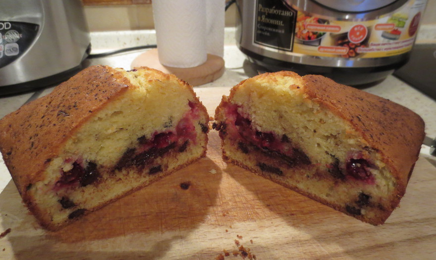 Ванильный кекс с шоколадом и брусникой