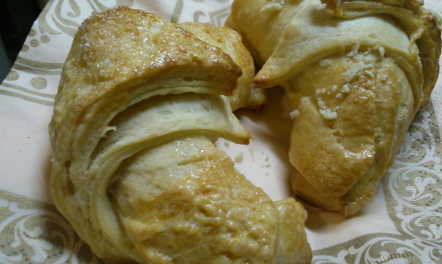 Круассаны с шоколадом (романтический завтрак)