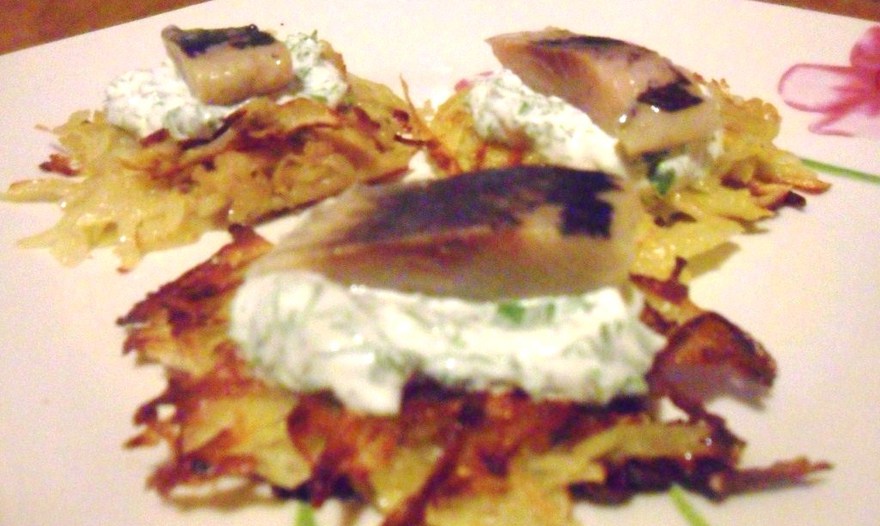 Овощные драники с селедкой