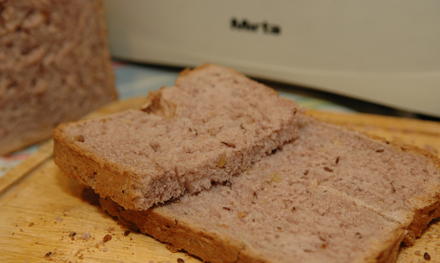 Ореховый хлеб с красным сухим вином в хлебопечке