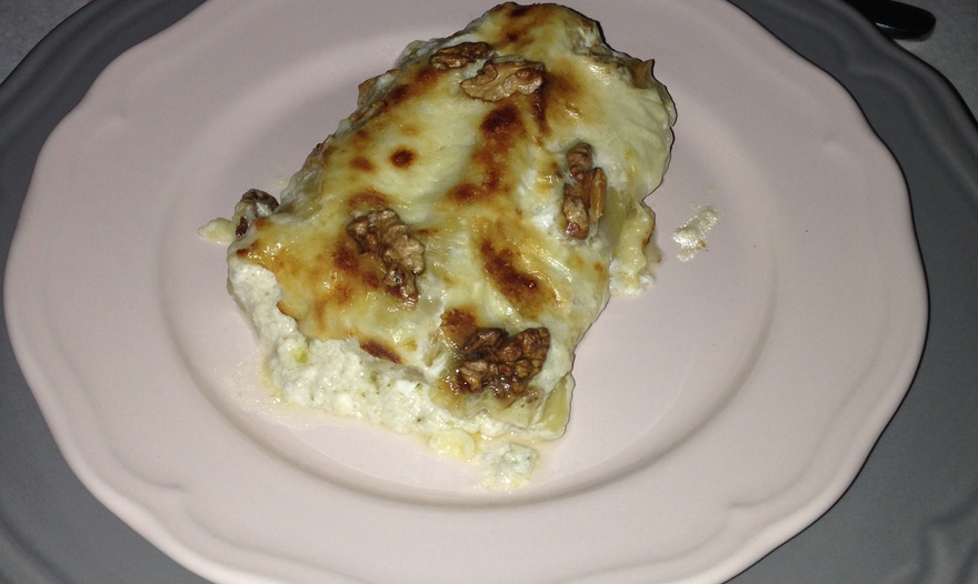 Каннелони с козьим сыром и орехами под соусом Бешамель
