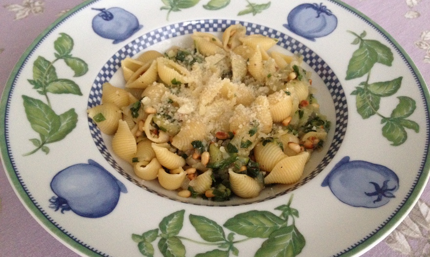 Цветные спагетти с цукини, бальзамико и кедровыми орешками