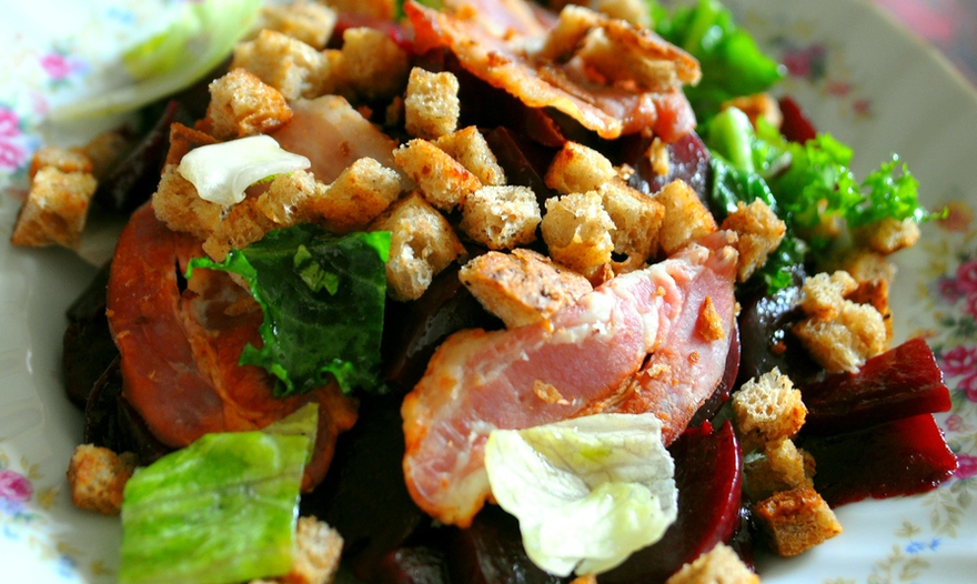 Салат с запеченной свеклой и сухариками