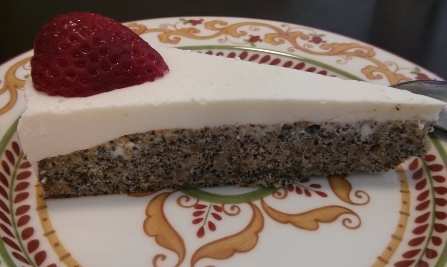 Нежный маково-ореховый пирог