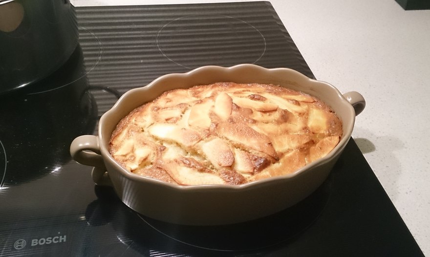 Французский яблочный пирог (Gâteau invisible aux pommes)