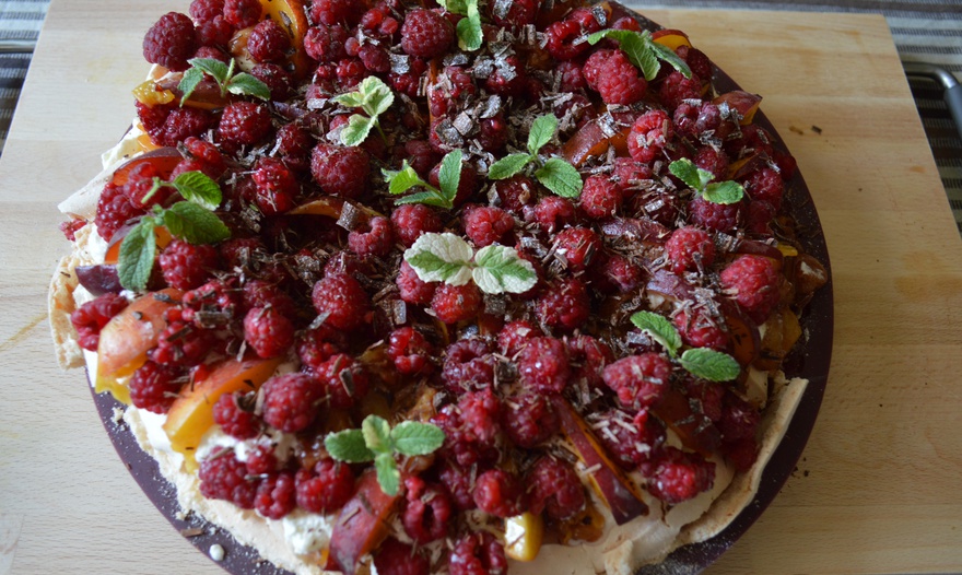 Торт «Павлова» с малиной и персиками