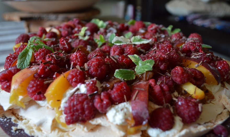 Торт «Павлова» с малиной и персиками