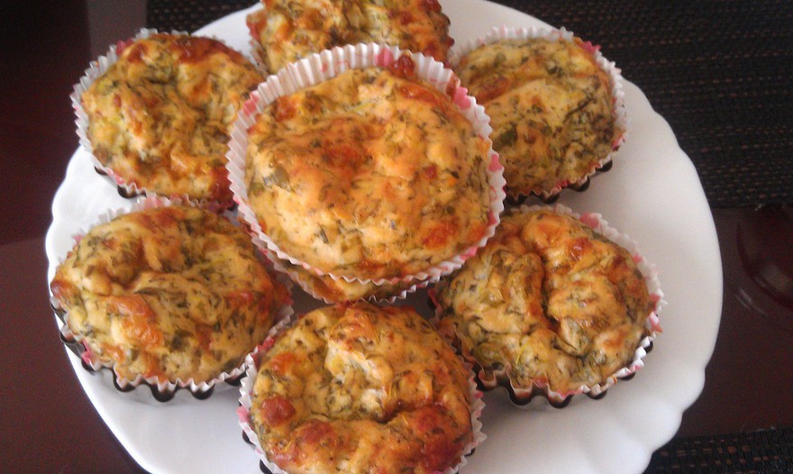 Закусочные кабачковые кексы с творогом, сыром и зеленью