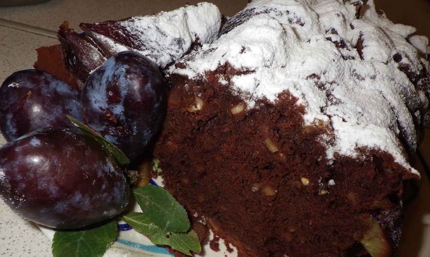 Шоколадно-миндальный кекс со сливами