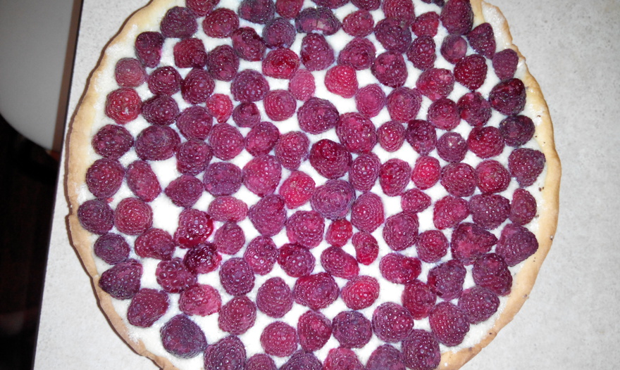 Тарт с малиной, заварным кремом и шоколадной прослойкой