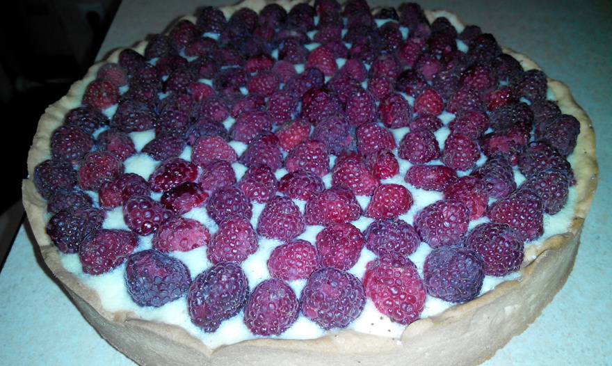 Тарт с малиной, заварным кремом и шоколадной прослойкой