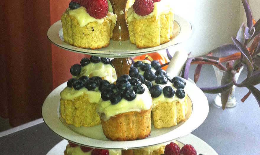 Кокосовые капкейки со свежими ягодами