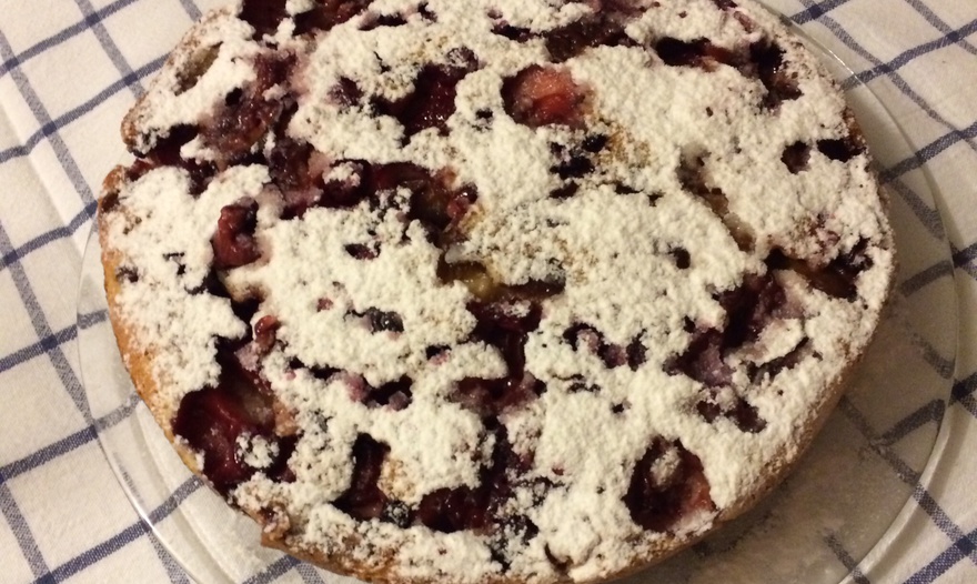 Воздушный йогуртовый пирог с лесными ягодами