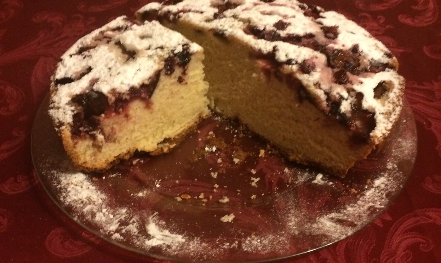 Воздушный йогуртовый пирог с лесными ягодами