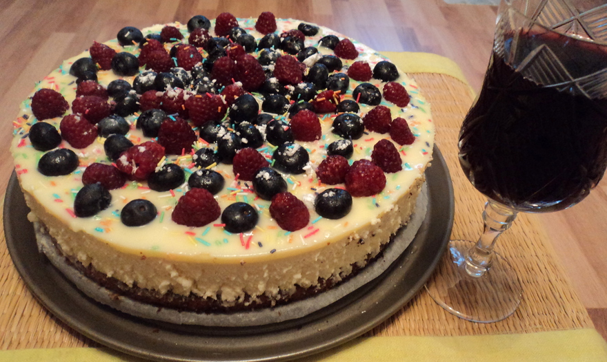 Творожный торт-мусс с ягодами в белом шоколаде