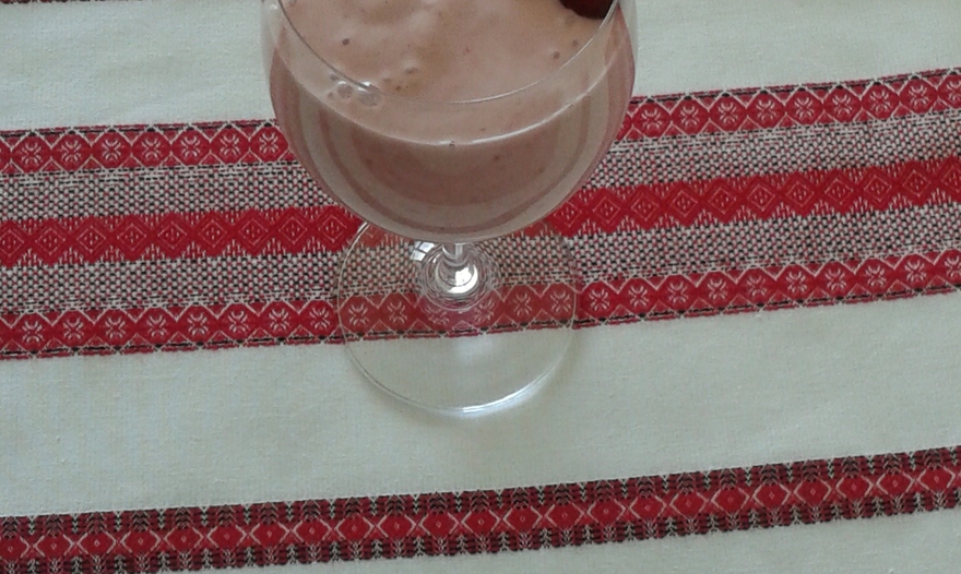 Молочный коктейль с йогуртом, малиной и персиком