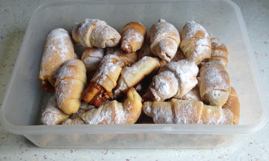 Рогалики дрожжевые с вареньем