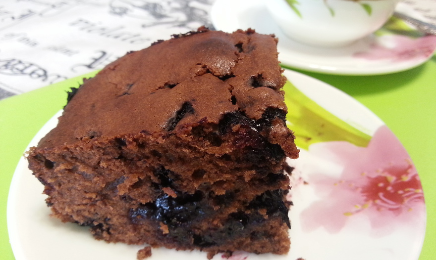 Шоколадный пирог с черникой