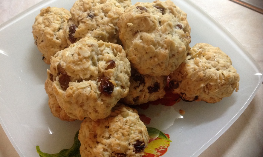 Овсяное печенье с шоколадными каплями и орехами