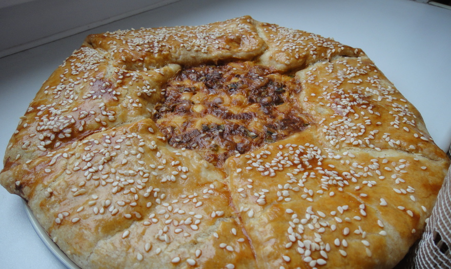 Галета с яйцом, сыром и луком