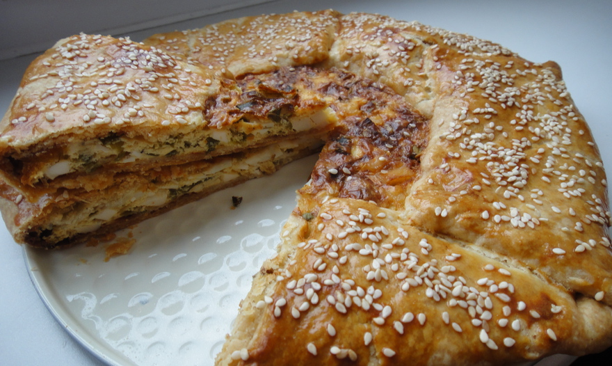 Галета с яйцом, сыром и луком