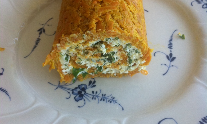 Рулет из моркови с сыром и зеленью